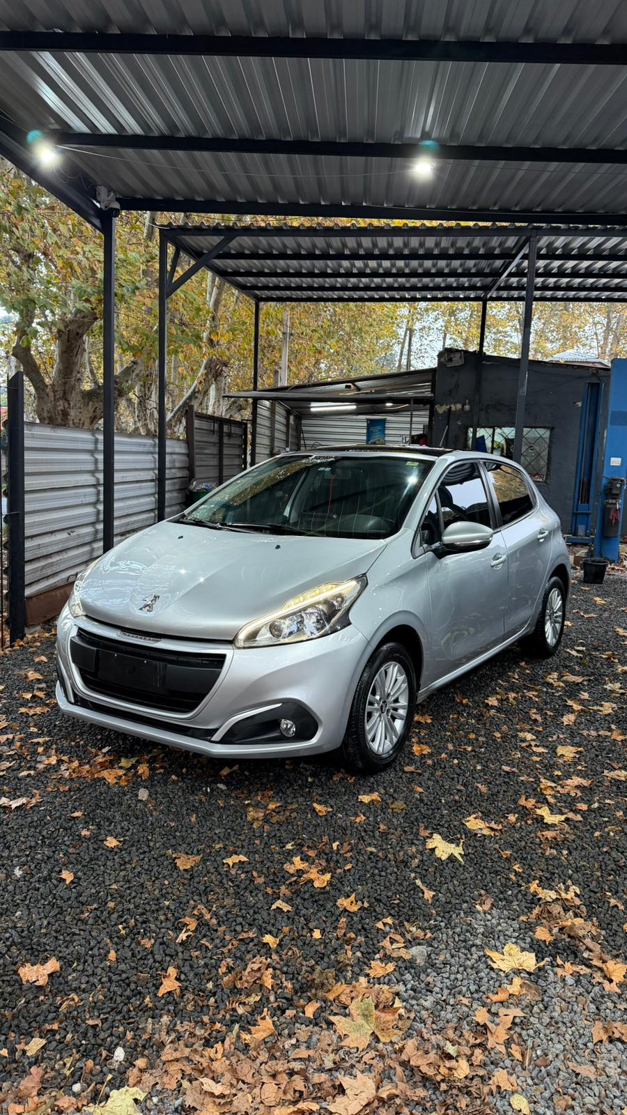 Peugeot 208 foto 1