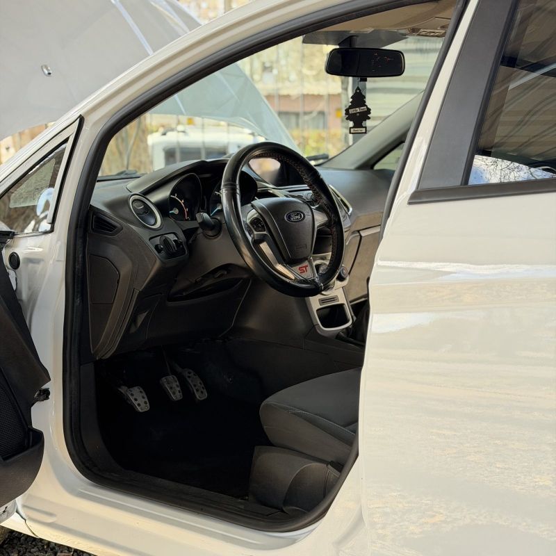 Ford Fiesta foto 8